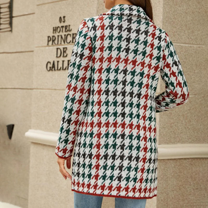 Lässiger geometrischer Strickmantel