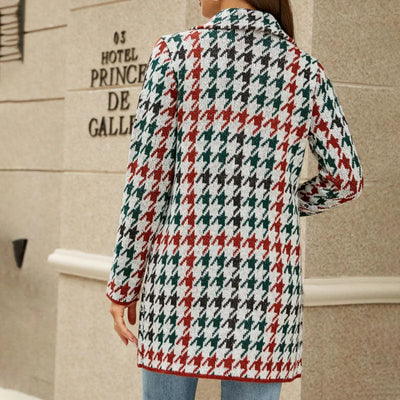 Lässiger geometrischer Strickmantel
