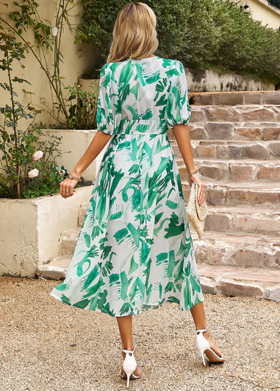 Estella | Midi-Länge Blumenkleid mit figurbetonendem Schnitt