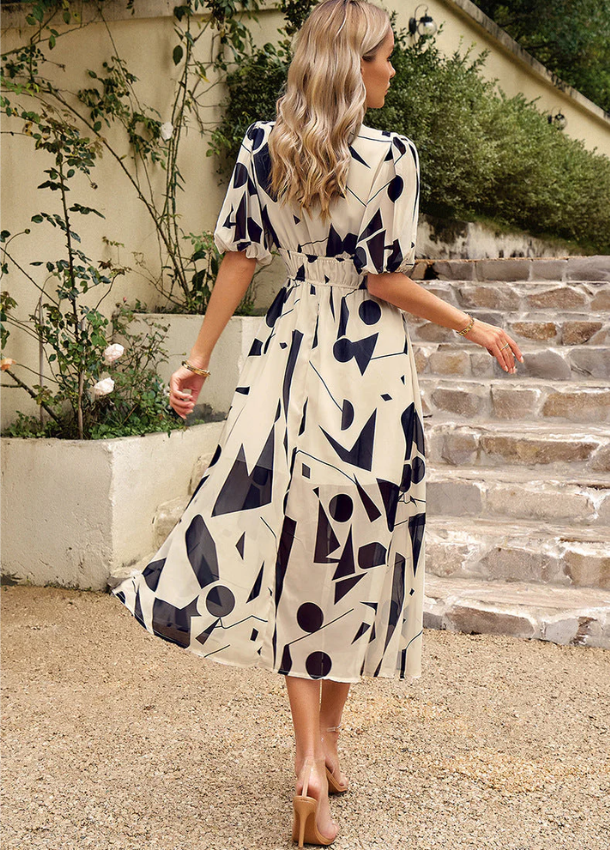 Estella | Midi-Länge Blumenkleid mit figurbetonendem Schnitt
