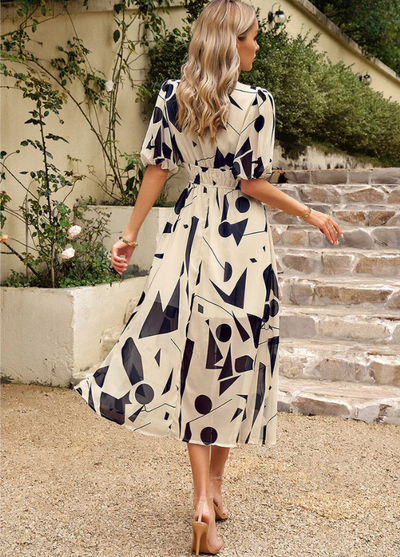 Estella | Midi-Länge Blumenkleid mit figurbetonendem Schnitt