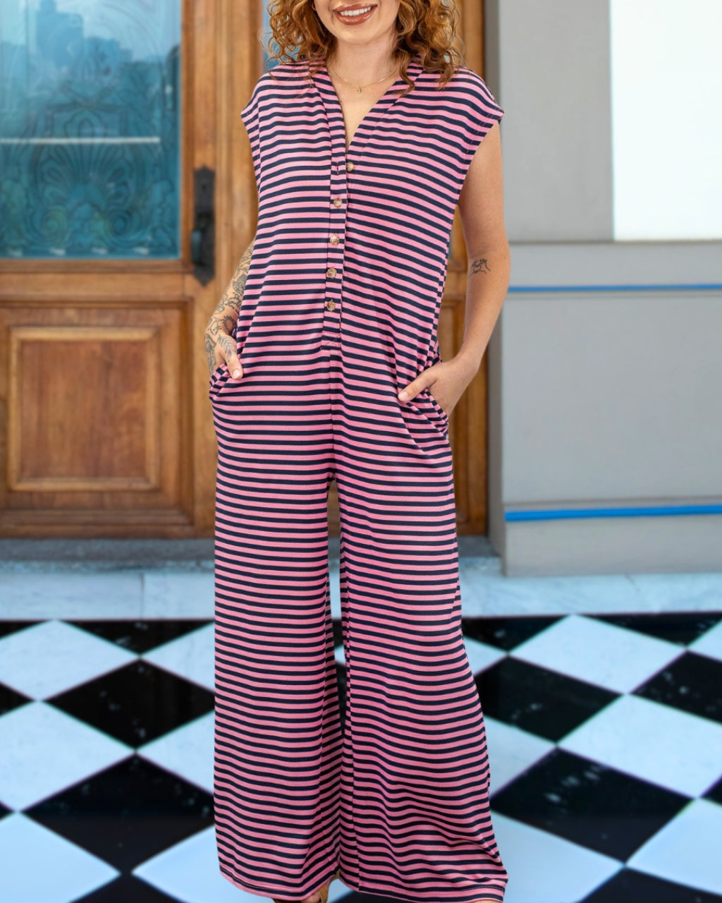Bequemer gestreifter ärmelloser Jumpsuit