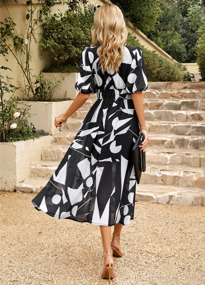 Estella | Midi-Länge Blumenkleid mit figurbetonendem Schnitt