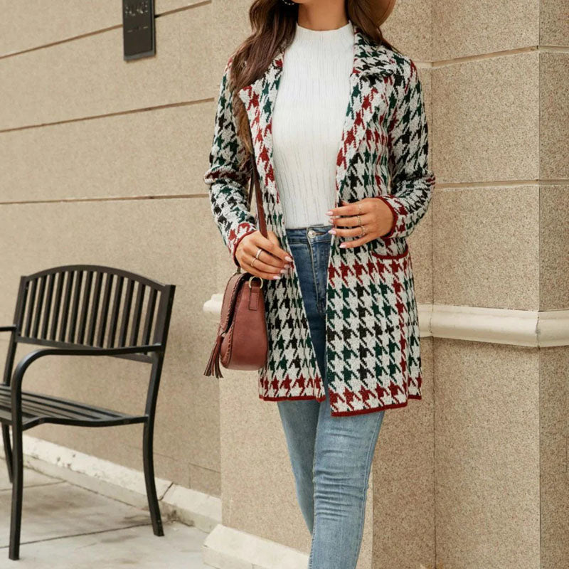 Lässiger geometrischer Strickmantel