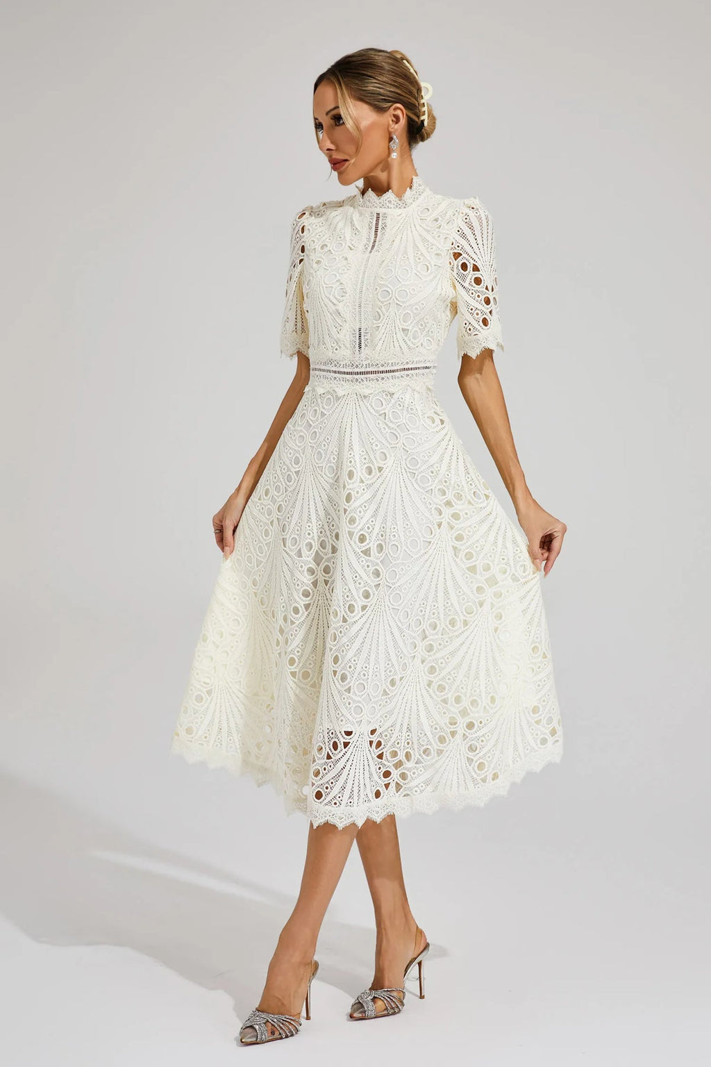 Vorelle - Casual Floral Dress with Embroidery and Short Sleeves