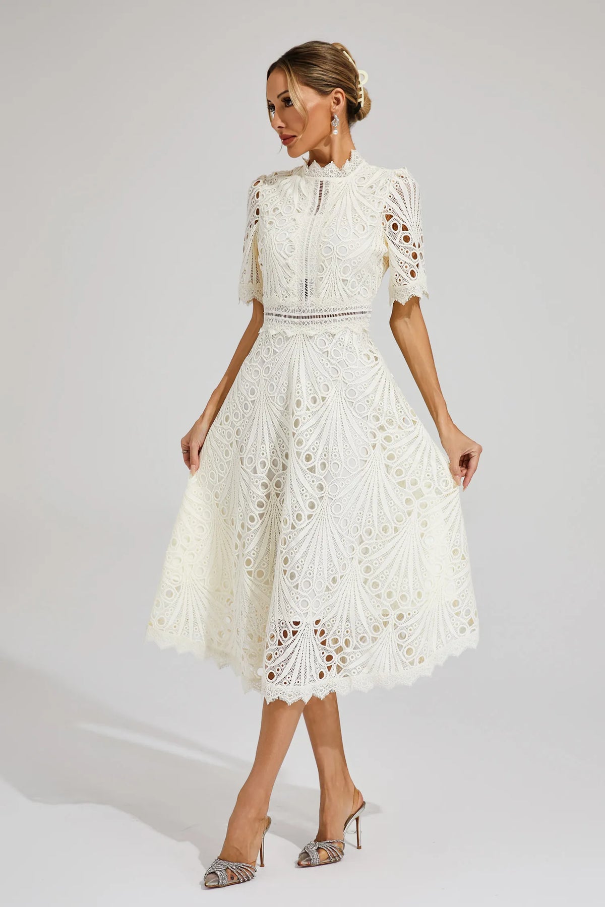 Vorelle - Casual Floral Dress with Embroidery and Short Sleeves