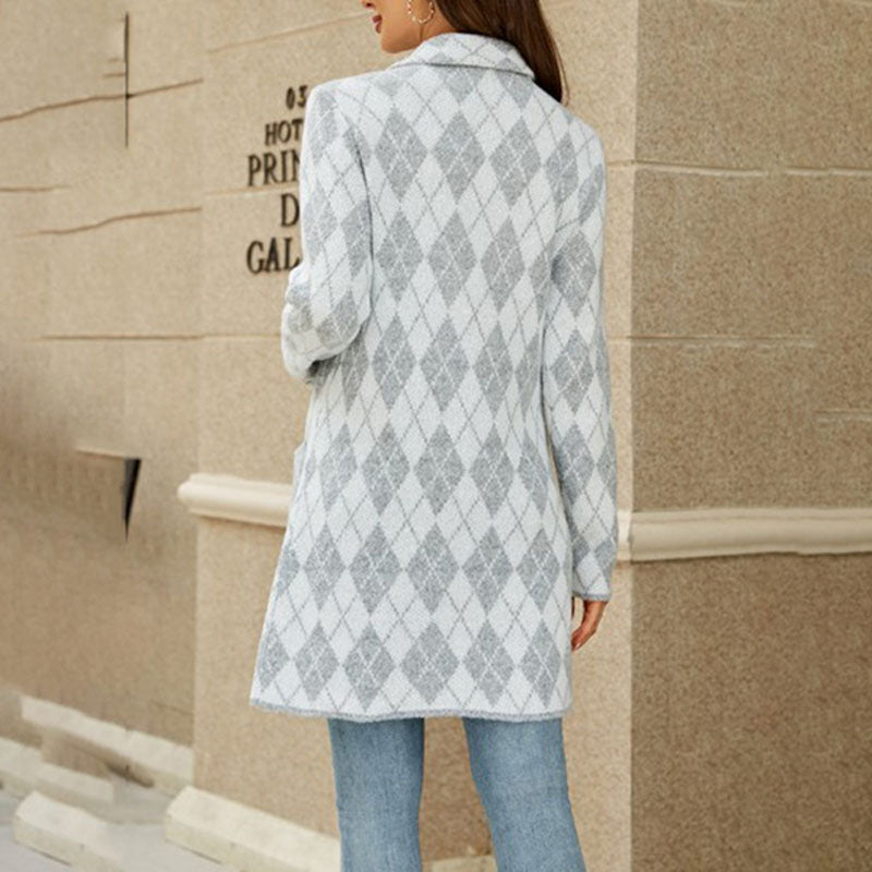 Lässiger geometrischer Strickmantel