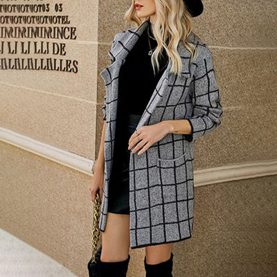 Lässiger geometrischer Strickmantel