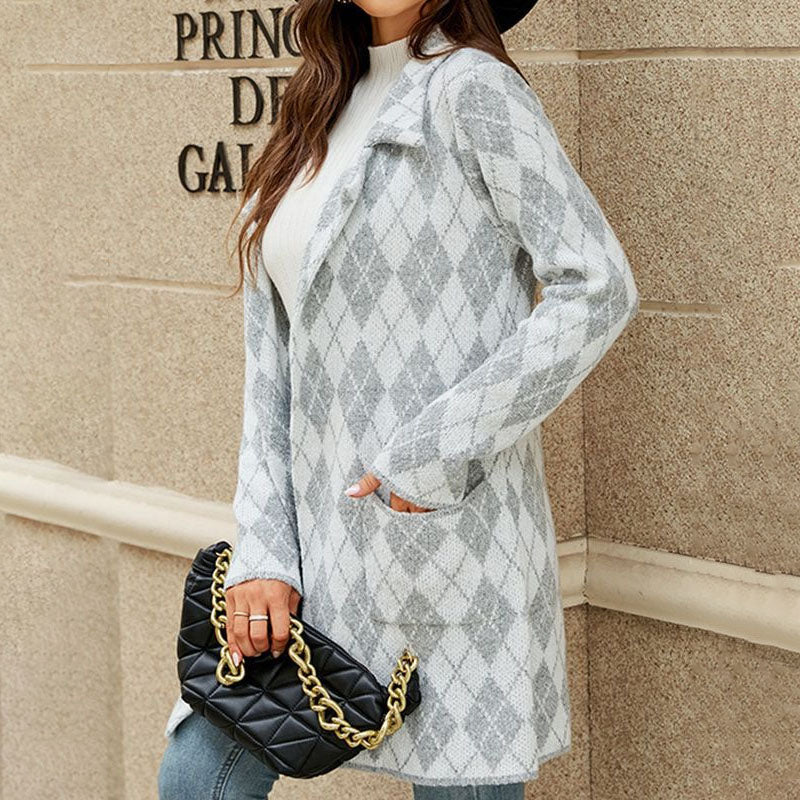 Lässiger geometrischer Strickmantel