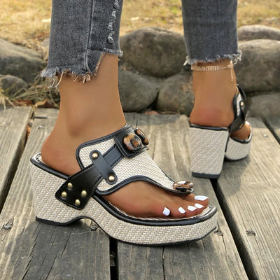 Aurelle Skulpturierte Riemensandalen