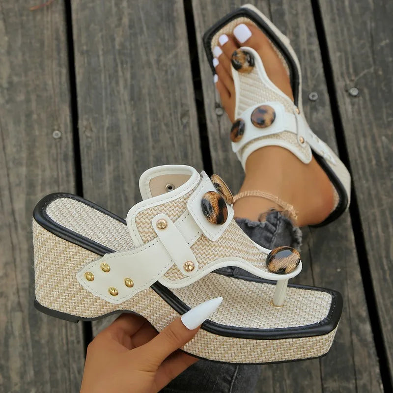 Aurelle Skulpturierte Riemensandalen