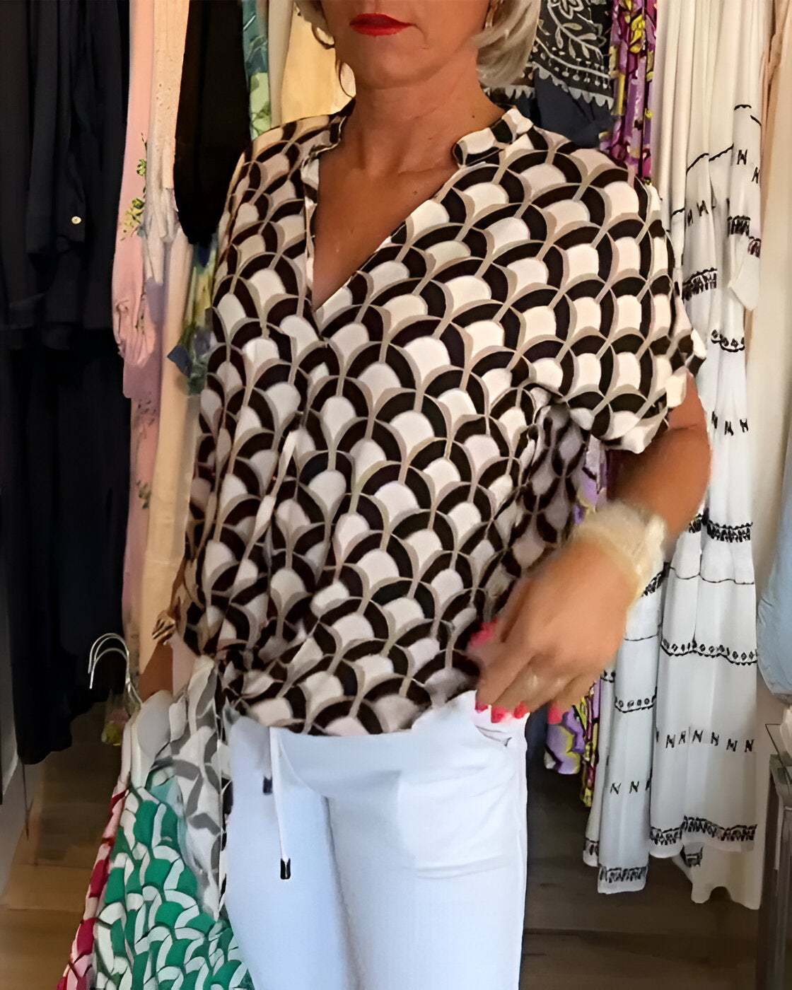 ELENA – Lässiges Print-Top mit V-Ausschnitt