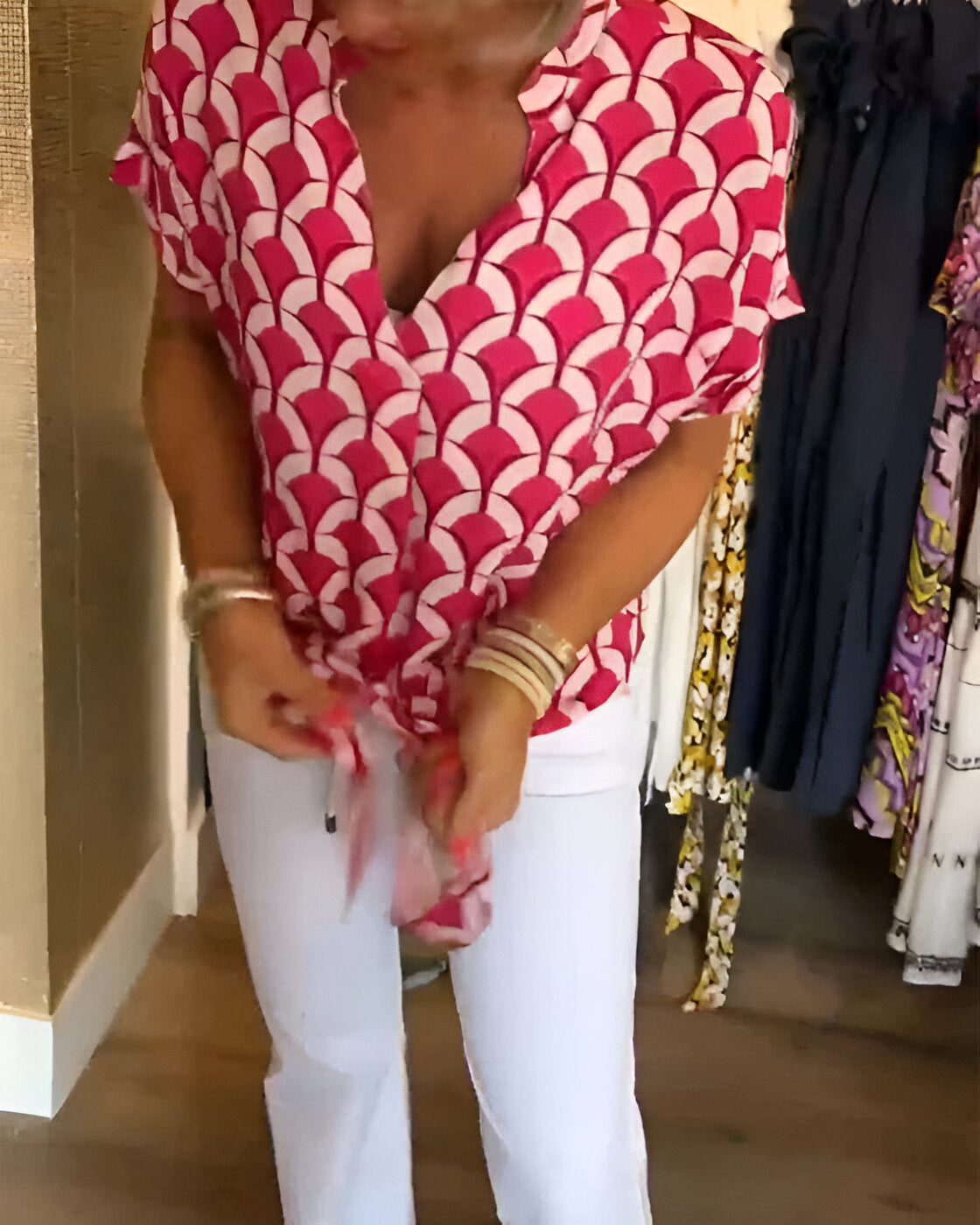 ELENA – Lässiges Print-Top mit V-Ausschnitt