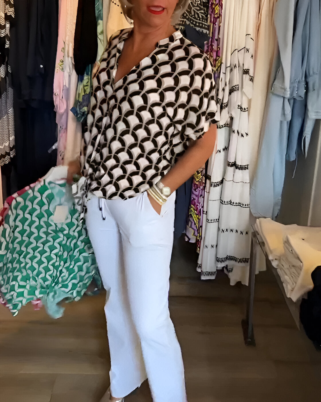 ELENA – Lässiges Print-Top mit V-Ausschnitt