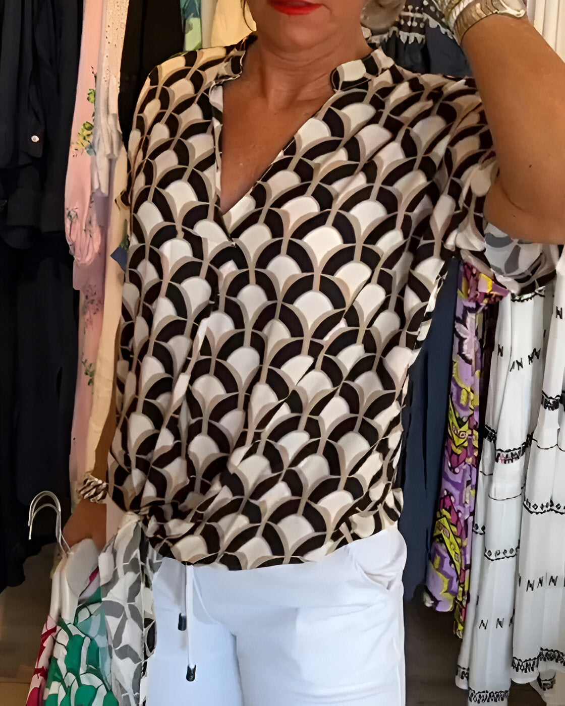 ELENA – Lässiges Print-Top mit V-Ausschnitt
